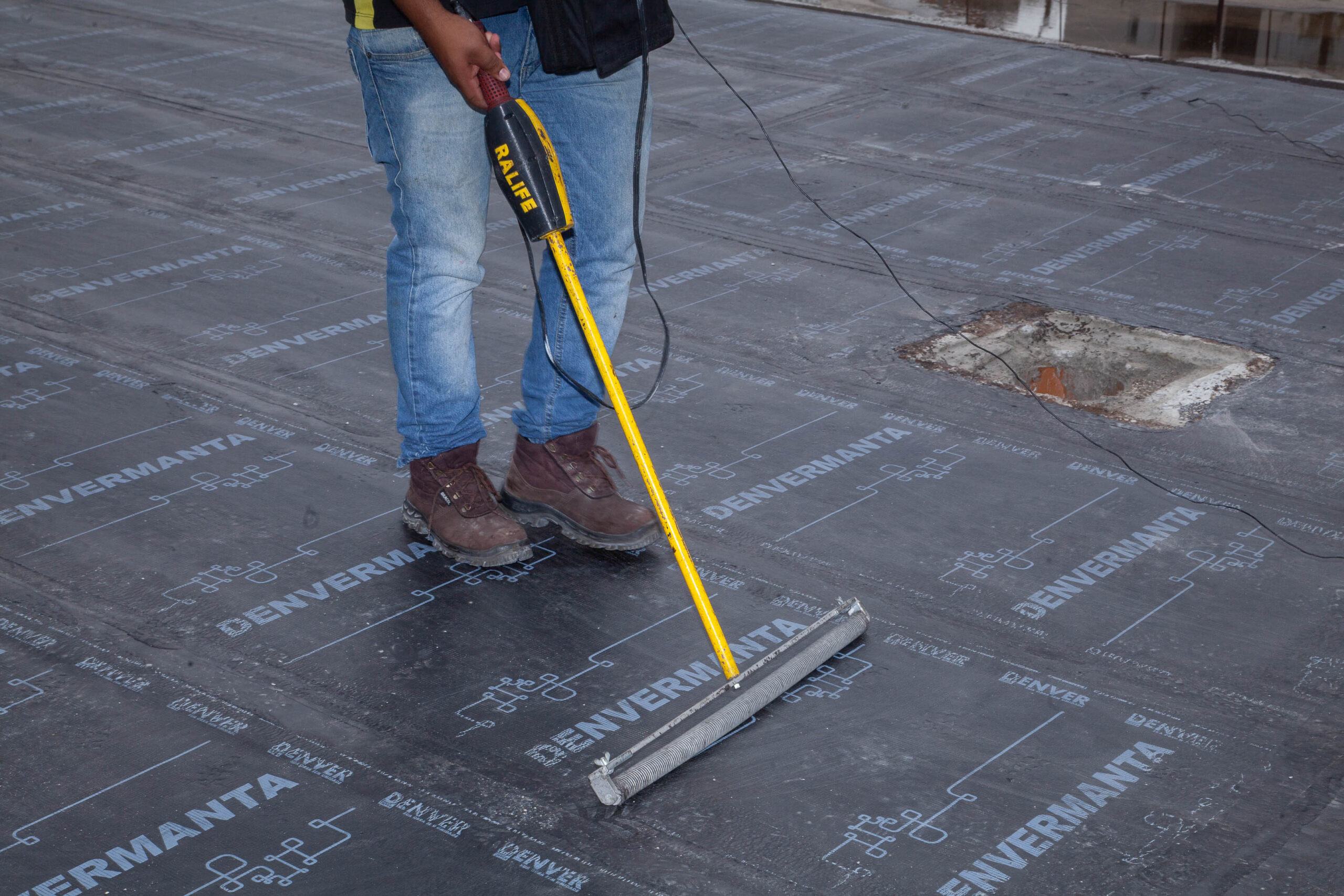 Obras com áreas impermeabilizantes precisam realizar o teste de estanqueidade com o Holiday Detector Impermeabilização. Esta não é apenas uma medida de segurança, mas também uma exigência técnica da norma ABNT NBR 9575.