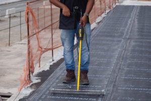 Você sabia que a falta de um laudo de estanqueidade pode causar sérios problemas na sua obra? Muitos empreiteiros evitam esse teste devido à demora e aos custos dos métodos convencionais.